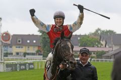 Nach dem Erfolg mit Wintertraum vor einer Woche in Düsseldorf nun mit Augustus der zweite Sieg in einem Derby-Trial für Michal Abik in den Farben des Stalles Lucky Owner, am Führzügel Radek Hennig. ©galoppfoto - Sarah Bauer 