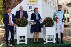 Die Siegerehrung für das St. Leger (v.l.n.r.): Trainer Peter Schiergen, Rennvereinspräsident Andreas Tiedtke, Ingeborg von Schubert für den Stall Hornoldendorf und Jockey Lukas Delozier. www.galoppfoto.de - Stephanie Grundmann