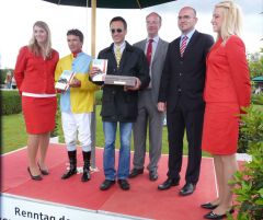 Jockey Adrie de Vries, Andreas Kißler, Gestütsleiter  Gestüt Harzburg. (Foto: Gabriele Suhr)