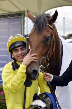 Ein glücklicher Andrea Atzeni mit Postponed nach dem Sieg in den Great Voltigeur Stakes. Foto: www.galoppfoto.de - Jim Clark/Sorge