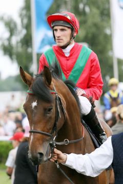 Eiswind mit Andrasch Starke im Führring vor dem Deutschen Derby 2007. www.galoppfoto.de