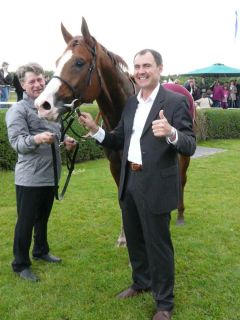 Theo Danon mit Renstallmanager Wilhelm Giedt (Foto: Gabriele Suhr)