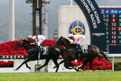 Erfolgreicher Auftakt für das Hongkong-Team: Dominant gewinnt die "Vase" vor The Fugue. Douglas Whyste und Glorious Days nach dem Sieg in der Hong Kong Mile. Foto: www.galoppfoto.de - Frank Sorge