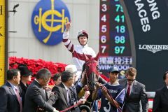 Jockey Zac Purton feiert gemeinsam mit Dominants Besitzern des Sieg in der Hong Kong Vase. Douglas Whyste und Glorious Days nach dem Sieg in der Hong Kong Mile. Foto: www.galoppfoto.de - Frank Sorge