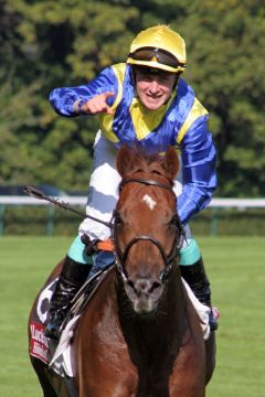 Toylsome mit Stephane Pasquier nach dem Sieg im Prix de la Foret Casino Barriere de Biarritz. www.galoppfoto.de - Sabine Brose