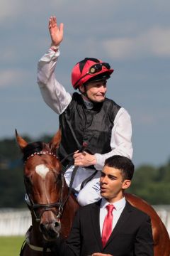 Pat Smullen feiert den Sieg mit Free Eagle in den Prince of Wales's Stakes. www.galoppfoto.de - Frank Sorge