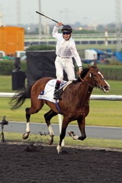 Konnte früh feiern: Jamie Spencer zelebriert den Derbysieg mit Toast of New York. Foto: www.galoppfoto.de - Frank Sorge