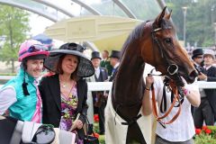 Freude und Trauer um den verstorbenen Sir Henry Cecil nach Ripostes Sieg. Foto: www.galoppfoto.de - Frank Sorge