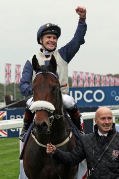 Pat Smullen jubelt nach dem Sieg mit Fascinating Rock. www.galoppfoto.de - Sandra Scherning