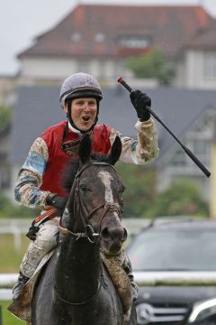 Nach dem Erfolg mit Wintertraum vor einer Woche in Düsseldorf nun mit Augustus der zweite Sieg in einem Derby-Trial für Michal Abik in den Farben des Stalles Lucky Owner. ©galoppfoto - Sarah Bauer 