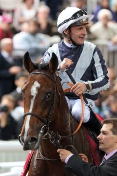 Karakontie nach dem Sieg in Longchamp mit Stéphane Pasquier. Foto: www.galoppfoto.de - Frank Sorge 