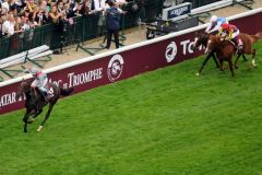 Mit Blick von oben noch beeindruckener, Trêves 5-Längen-Sieg in Longchamp. Foto: www.galoppfoto.de - Jim Clark