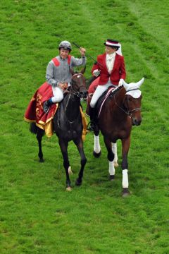 Trêves Parade nach dem Arc. Foto: www.galoppfoto.de - Ito Yasuo