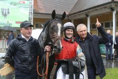 Das Siegerteam um Augustus nach der Badener Derby-Trial: Trainer Waldemar Hickst, der jetzt zwei heisse Asse für das Derby im Ärmel hat, Siegreiter Michal Abik und Radek Hennig am Führzügel. ©galoppfoto - Sarah Bauer