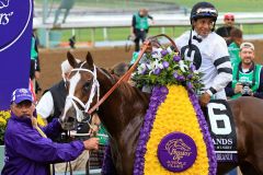 Victor Espinoza freut sich über den unerwarteten Sieg von Take Charge Brandi im BC Juvenile Fillies. Foto: www.galoppfoto.de - Petr Guth