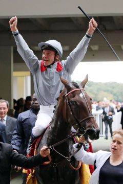 Jubel bei Thierry Jarnet auf dem Weg zum Absattelring nach dem Arc. Foto: www.galoppfoto.de - Frank Sorge