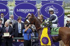 Das Team um Main Sequence nach dem Sieg. Jockey John Velazquez saß zum ersten Mal im Sattel des Fünfjährigen. Foto: www.galoppfoto.de - Petr Guth