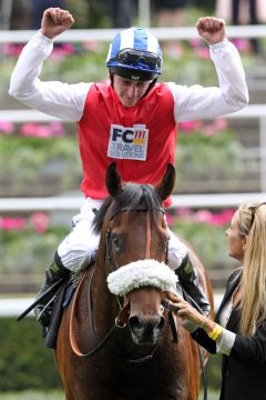 Großer Jubel bei Adam Kirby nach dem Sieg in den King's Stand Stakes. www.galoppfoto.de - Frank Sorge