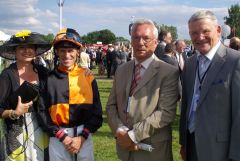 Gestüt Winterhauch vor dem Start des ersten Derbyteilnehmers, Keep Cool, mit Jockey Terry Hellier und Trainer Andreas Löwe. www.dequia.de