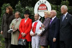 Siegerehrung für Gestüt Illingens Scalo als Sieger im Preis von Europa 2010 mit Janet Leve-Ostermann (3. v. l.), Jockey Olivier Peslier, Sonja Wewering und Manfred Ostermann (2. v. r.). www.galoppfoto.de.JPG