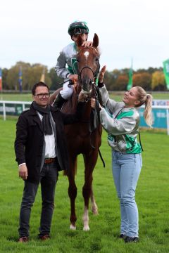  Lips Freedom mit Rene Piechulek und Trainer Andreas Suborics nach dem Sieg in Hannover. ©galoppfoto - Frank Sorge