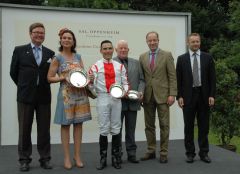 Siegerehrung mit Janet Leve-Ostermann, Jockey Lennart Hammer-Hansen, Eckhardt Sauren, Präsident Kölner RV (rechts). Foto Gabriele Suhr