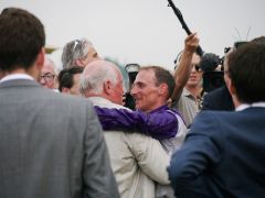 Geteilte Freude: Besitzer Jürgen Imm und Andrasch Starke. Foto: Karina Strübbe