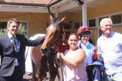 Das Siegerteam im Derby-Trial (v.l.n.r.): Trainer Markus Klug, Jockey Jiri Palik, der nach neun Jahren wieder einen Gruppetreffer landen konnte, und Besitzer Holger Renz. www.galoppfoto.de Sarah Bauer