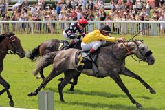 Adrian mit Andrasch Starke bei seinem Sieg im Fürstenberg-Rennen 2021 in Hoppegarten. ©galoppfoto - Frank Sorge