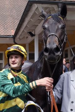 Amellata mit Lukas Delozier nach dem Sieg in der Silbernen Peitsche 2023 in Baden-Baden. ©galoppfoto - Sarah Bauer