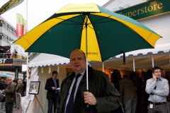 Andreas Tiedtke mit Cheltenham-Regenschirm im Portrait. www.galoppfoto.de