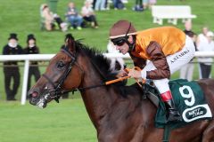 Aturana gewinnt unter Andrasch Starke bei ihrem achten Start ihr erstes Rennen. www.galoppfoto.de