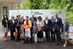 Der Rennvereins-Präsident Peter-Michael Endres (rechts neben Jockey Adrie de Vries) steht gemeinsam mit Karl-Dieter Ellerbracke (2.v.l.) als Besitzer von Auenlee selbst im Mittelpunkt bei der Siegerehrung, später übergaben die Herren die Ehrenpreise als Sponsor des Hauptrennens, dem  Preis vom Gestüt Auenquelle - 95. German 1000 Guineas. Foto: Dr. Jens Fuchs