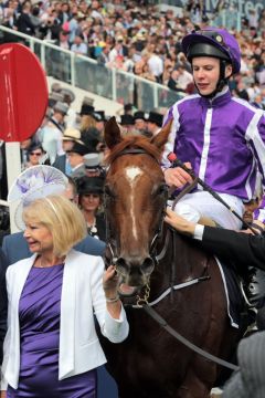 Australia mit Joseph O'Brien und Mitbesitzering Gaye Smith nach dem Sieg im Investec Derby. www.galoppfoto.de - Petr Guth