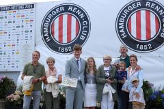 Rennpferd statt Auto: Der junge Besitzer Bastian Dietze (Dritter von links) mit Familie nach dem Sieg im Hamburger Stutenpreis mit Princess Badee. ©galoppfoto - Frank Sorge