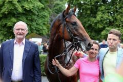 Borna mit Besitzer Dr. Stefan Oschmann (links) und Racingmanager Holger Faust nach der vielversprechenden Rennbahnkarriere. ©galoppfoto - Sarah Bauer