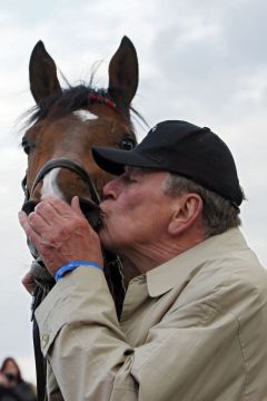 Boscaccio bekommt nach dem Listen-Sieg in Hannover von Besitzer Rainer Hupe ein Küsschen .... www.galoppfoto.de - Sabine Brose