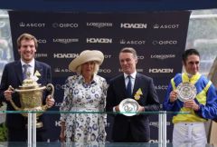 Philip von Ullmann, Queen Camilla, Francis-Henri Graffard und Christophe Soumillon. Foto: courtesy by History of the Royals