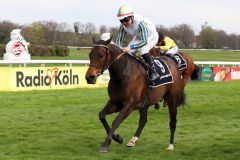 Das überraschende Siegerteam im Hauptrennen des FC-Renntages in Köln: Clever Candy mit Encki Ganbat in den Farben des Stalles Winterhude. ©galoppfoto - Sandra 