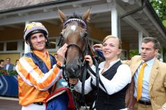 Danedream mit Andrasch Starke und Trainer Peter Schiergen nach dem Sieg im Grossen Preis von Baden. www.galoppfoto.de - Frank Sorge