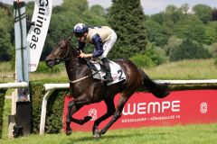 Punktlandung mit Adrie de Vries mit der Favoritin Darnation aus England in den klassischen Wempe 104. German 1000 Guineas, Gr. II. ©Dr. Jens Fuchs