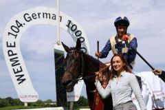 Das siegreiche Team in den Wempe 104. German 1000 Guineas: Darnation mit Adrie de Vries in den Farben der Züchter und Besitzer vom Newtown Anner Stud. ©Dr. Jens Fuchs