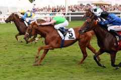 Das war knapp .... Isfahan (Mitte) mit Dario Vargio gewinnt das 147. Deutsche Derby. www.galoppfoto.de - Sabine Brose