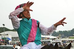 Frankie Dettori feiert den klassischen Sieg. www.galoppfoto.de - Petr Guth