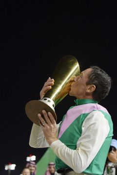 Frankie Dettori mit dem mit Elite Power gewonnenen Pokal. www.galoppfoto.de - JJ Clark