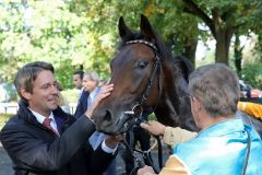 Dia Del Sol mit Trainer Markus Klug nach seinem ersten Sieg in Köln. Foto: Dr. Jens Fuchs