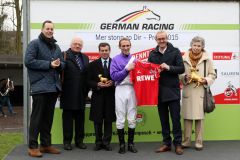 Siegerehrung für den Stall Nizza mit Jürgen und Ursula Imm sowie Jockey Andrasch Starke und Trainer Peter Schiergen. Foto: Dr. Jens Fuchs