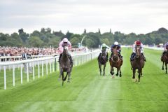 An den Rails wird gewonnen: Phoenix of Spain (li.) holt sich die Acomb Stakes. www.galoppfoto.de - JJ Clark