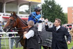 Gratulation von Trainer Markus Klug an Jockey Martin Seidl. www.galoppfoto.de