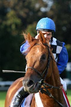 Well done ... Empoli und Adrie de Vries sind Gr. I-Sieger nach dem Erfolg im 52. Preis von Europa. Foto: Dr. Jens Fuchs